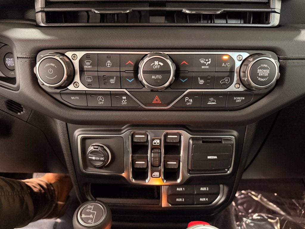 2027 Jeep Wrangler WRANGLER 4-DOOR SAHARA