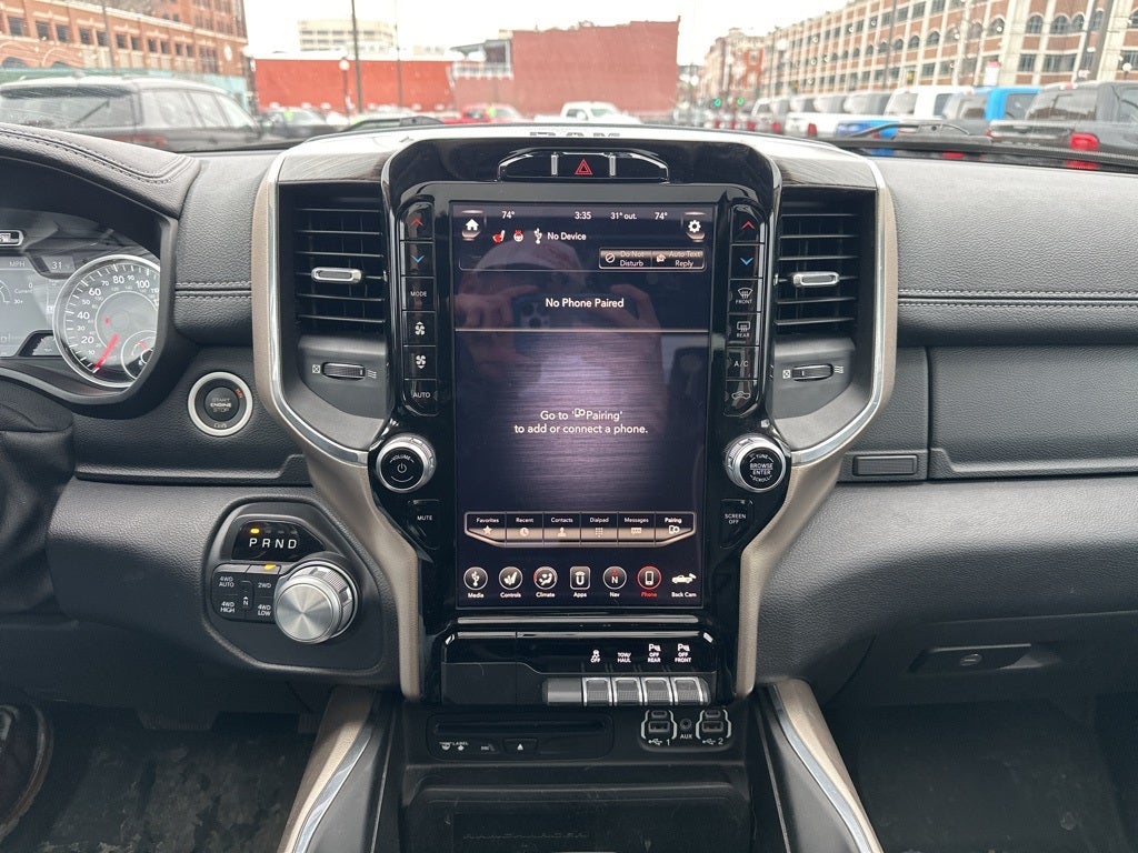 2019 RAM 1500 Laramie Crew Cab 4x4 6'4' Box