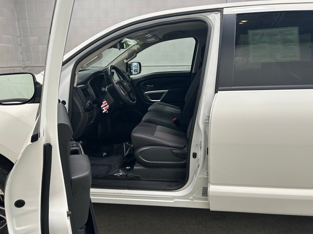 2024 Nissan TITAN Crew Cab SV 4x4