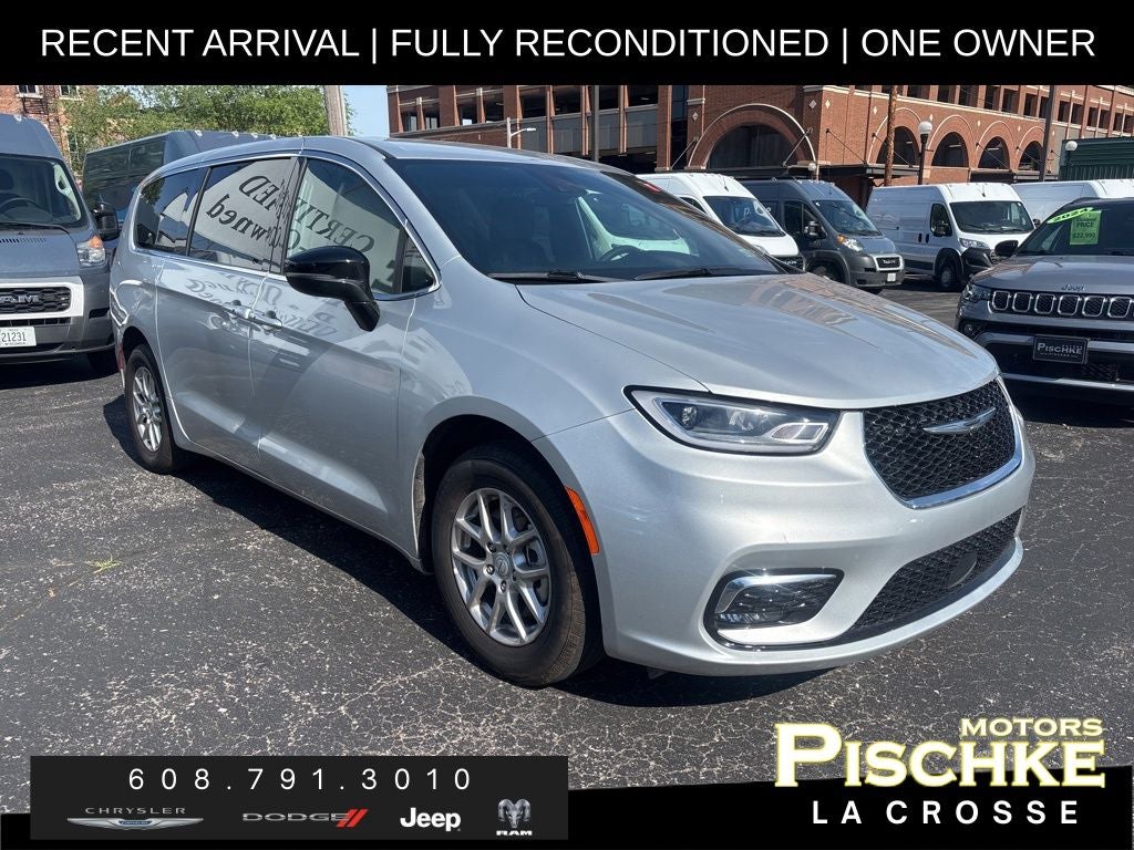 2026 Chrysler Pacifica Select's photo
