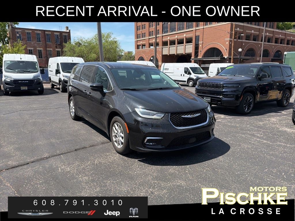 2023 Chrysler Pacifica Touring L's photo