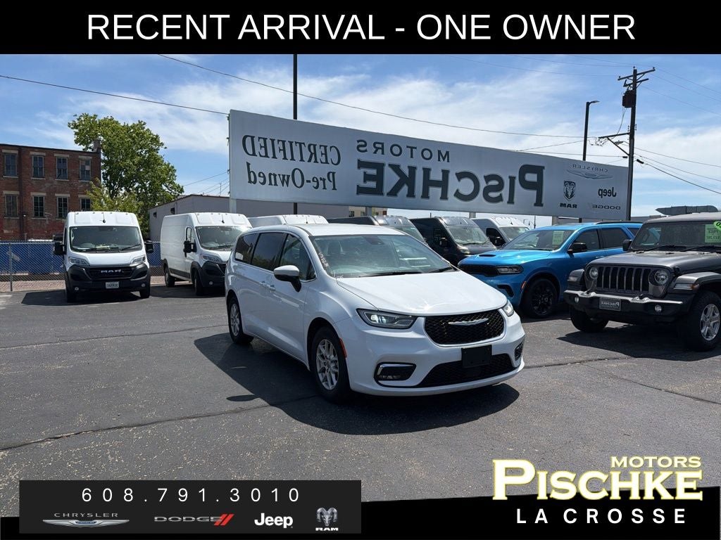 2023 Chrysler Pacifica Touring L's photo