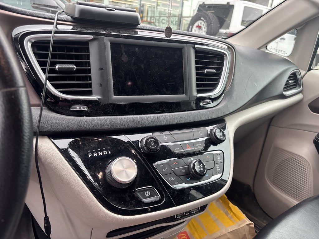 2021 Chrysler Voyager LXI