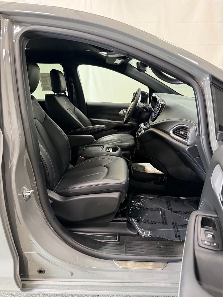 2024 Chrysler Pacifica Hybrid S Appearance Pkg